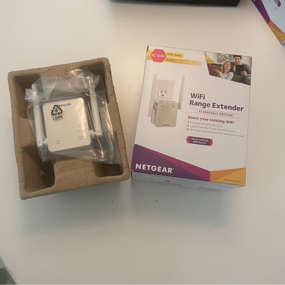 NWT Netgear WiFi Range Extender - Picture 2 of 4